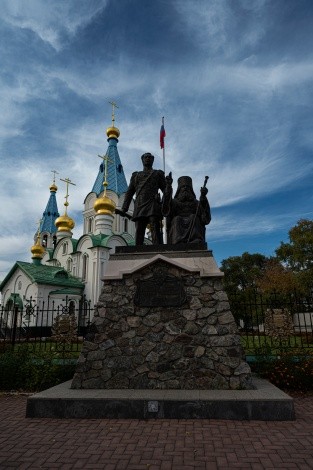 Памятник Муравьеву-Амурскому и митрополиту Иннокентию, Рёлочный переулок, 15, г. Благовещенск