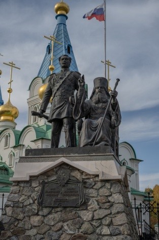 Памятник Муравьеву-Амурскому и митрополиту Иннокентию, Рёлочный переулок, 15, г. Благовещенск