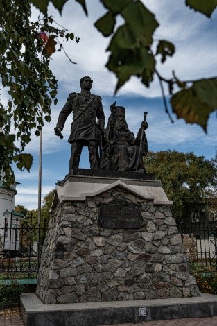 Памятник Муравьеву-Амурскому и митрополиту Иннокентию, Рёлочный переулок, 15, г. Благовещенск