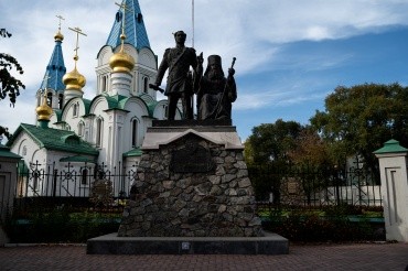 Памятник Муравьеву-Амурскому и митрополиту Иннокентию, Рёлочный переулок, 15, г. Благовещенск