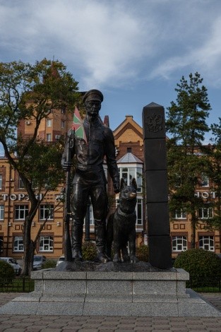 Памятник Пограничнику с собакой г. Благовещенск