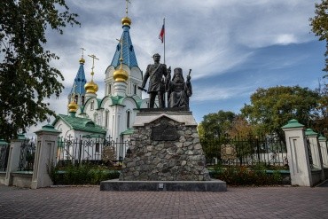 Памятник Муравьеву-Амурскому и митрополиту Иннокентию, Рёлочный переулок, 15, г. Благовещенск