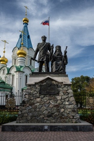 Памятник Муравьеву-Амурскому и митрополиту Иннокентию, Рёлочный переулок, 15, г. Благовещенск